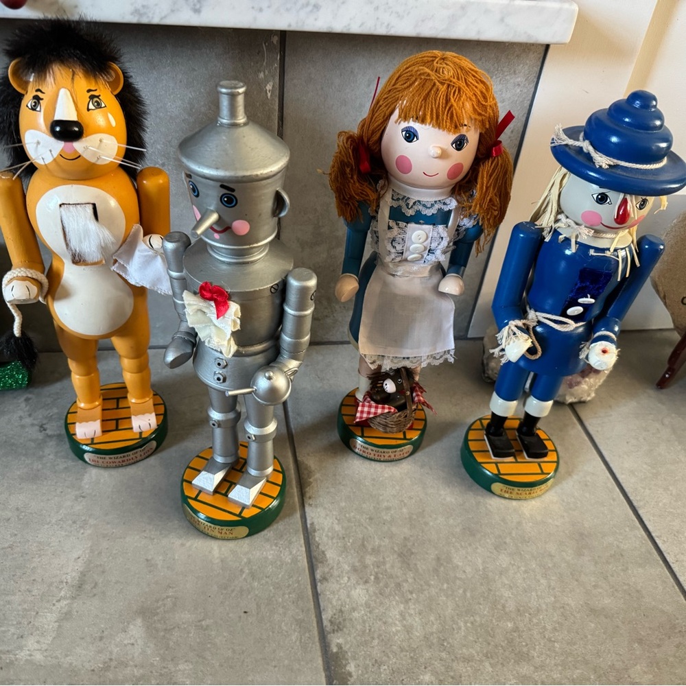 Wizard of Oz nutcracker Nut cracker Dorothy Cowardly Lion Tin man scarecrow